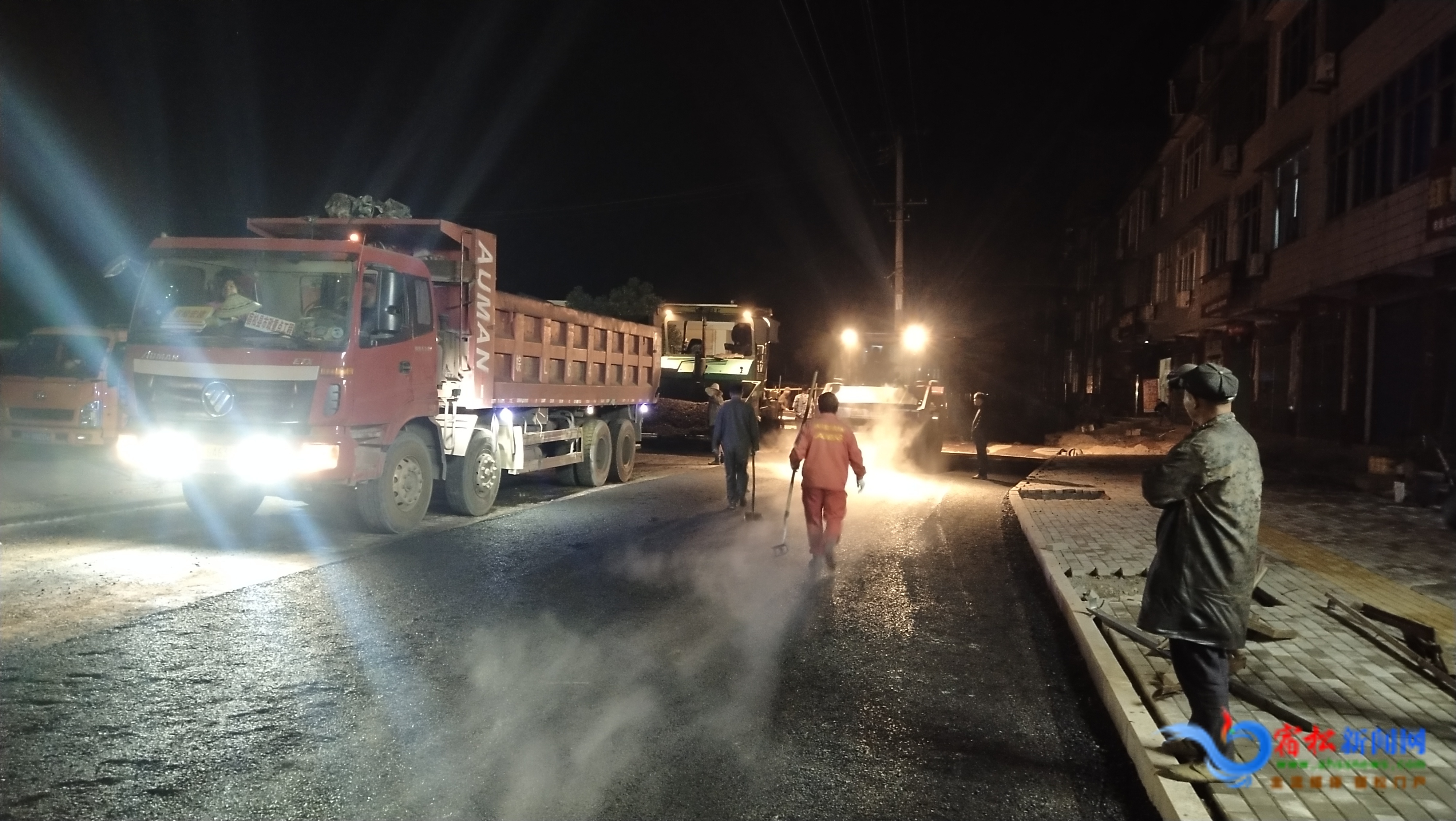 宿松县火车站站前道路连夜完成底层沥青摊铺 (1).jpg