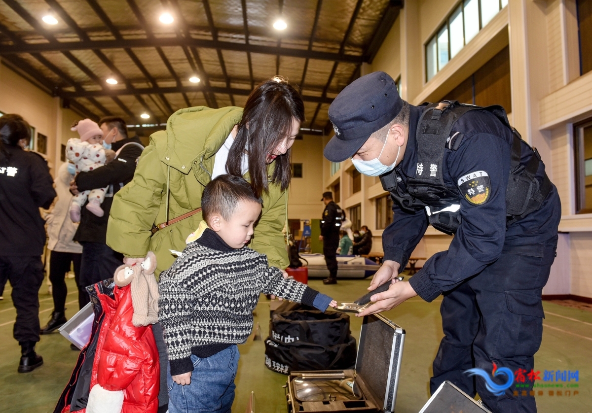 特警大队民警介绍救援装备.JPG