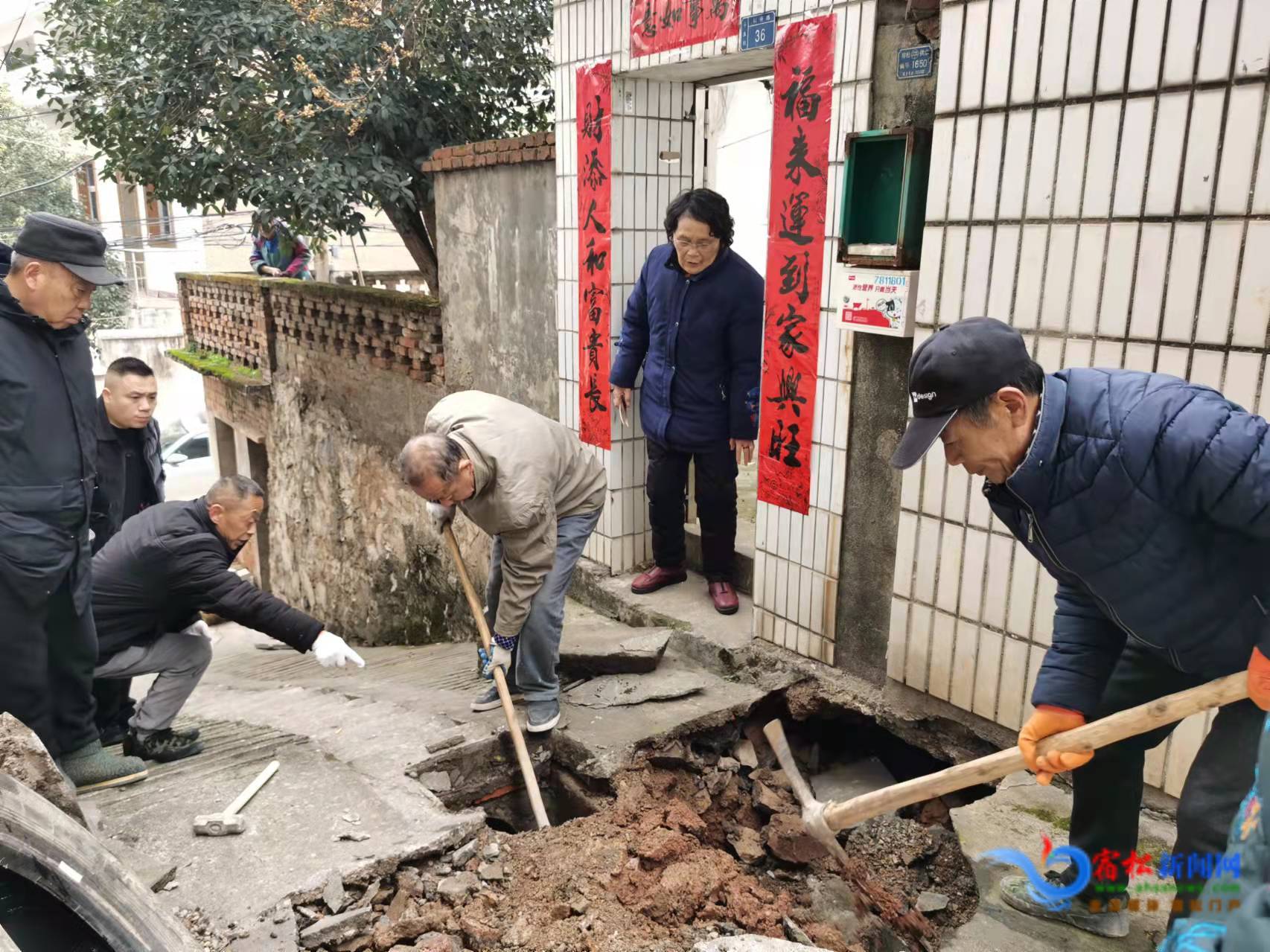 居民门前塌方住建快速抢修.jpg