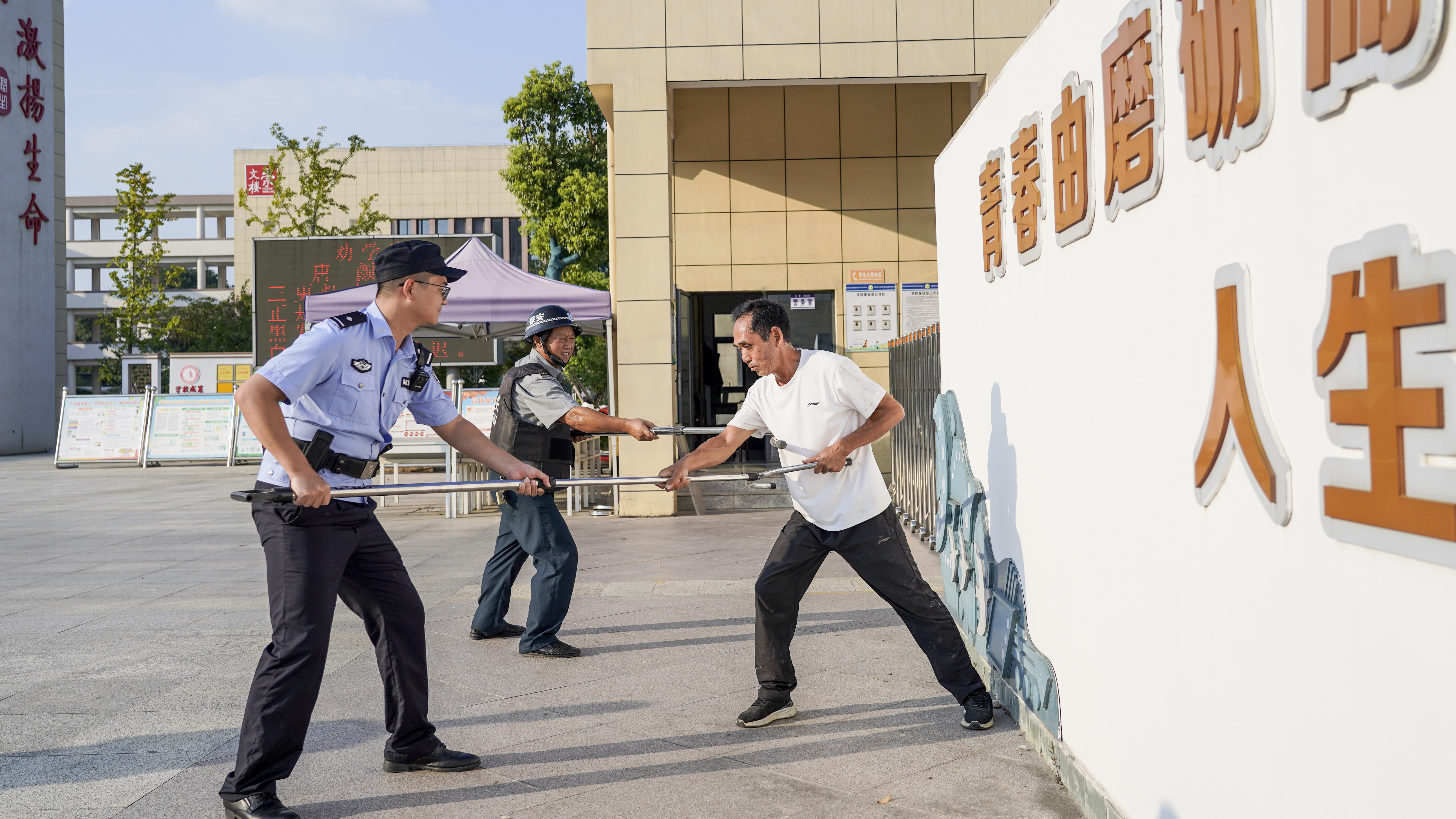 民警指导保安员正确使用应急防护器材.jpg