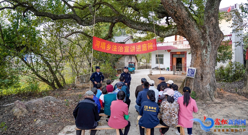 法治宣讲进庭院.jpg