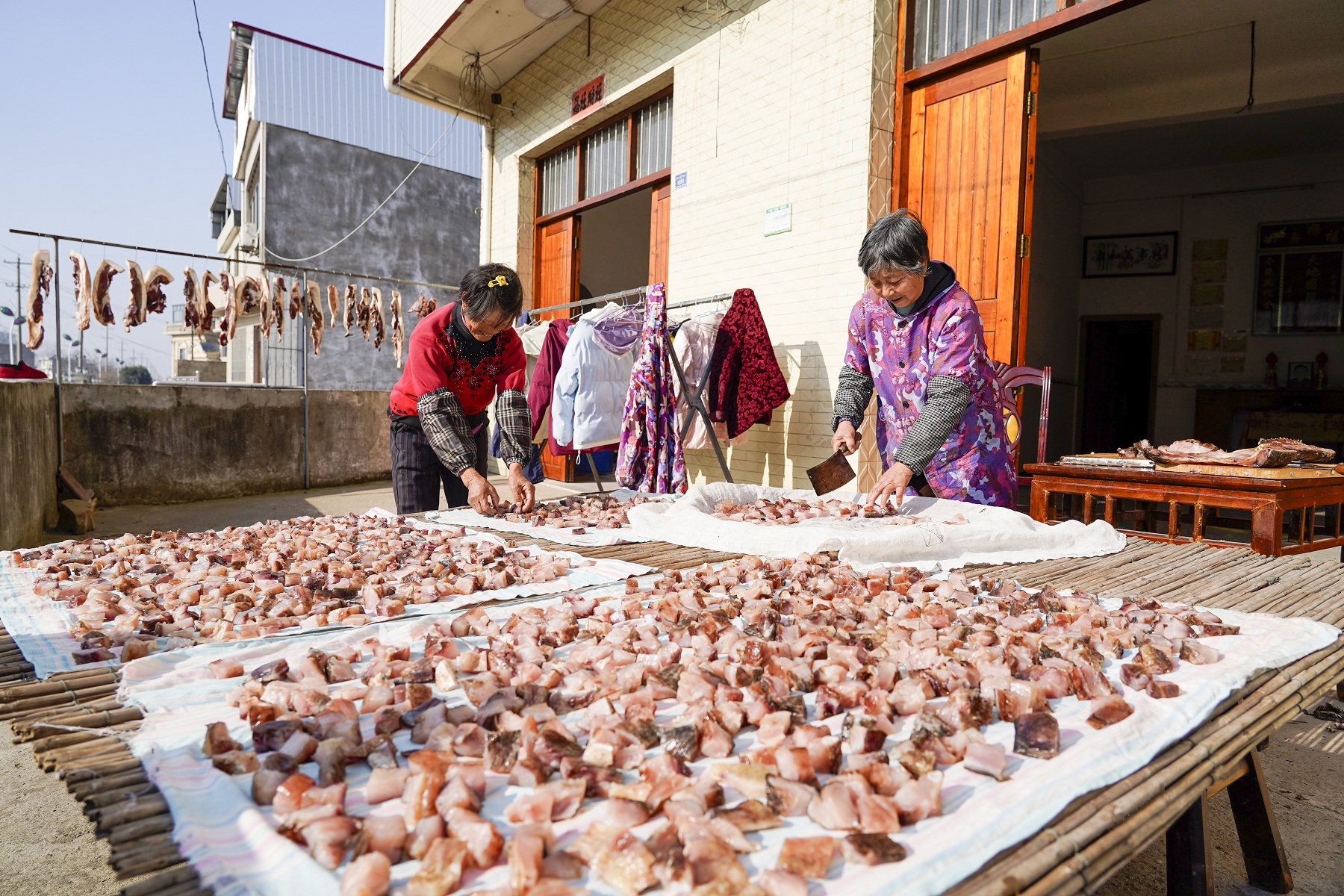 村民在家门口晾晒腌制的腊鱼块.jpg