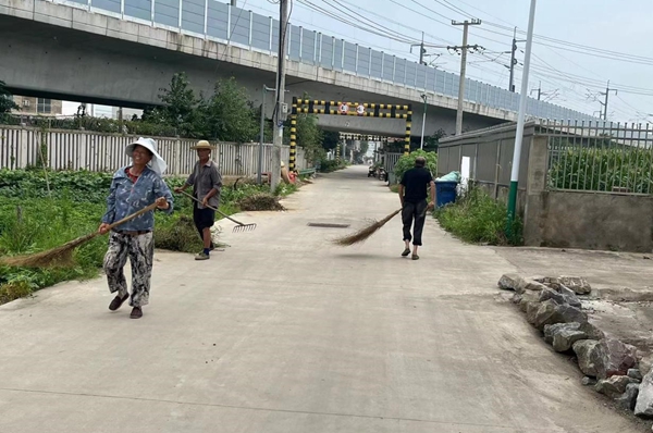 打扫路面及铲除路边杂草.jpg